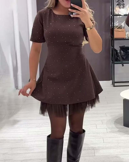 Martina | Vestido Negro Acampanado con Detalles Luminosos y Dobladillo de Tul