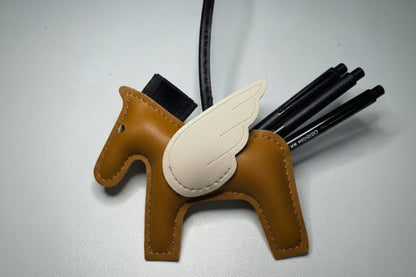 CHARM DE CABALLO ALADO EN PIEL