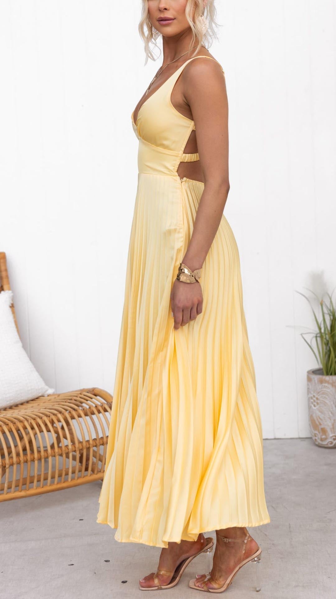Elena | Vestido largo plisado amarillo con escote en V