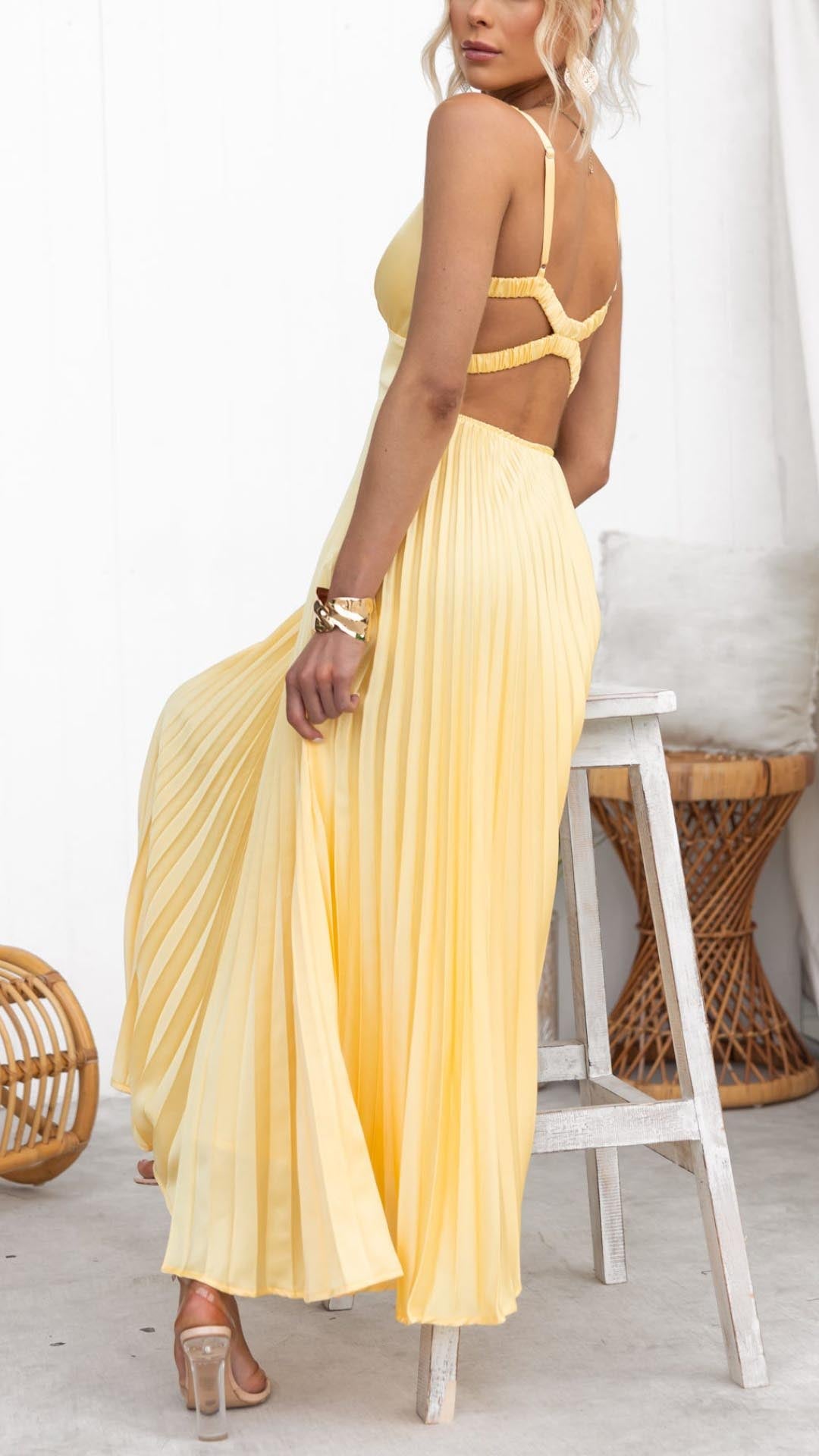 Elena | Vestido largo plisado amarillo con escote en V