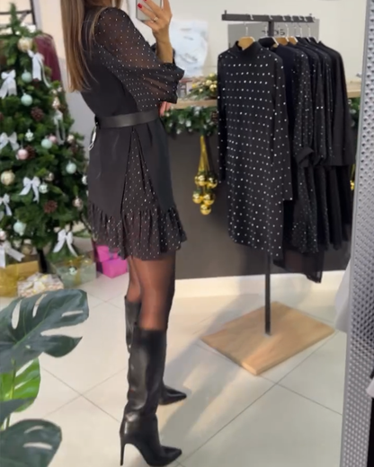 Serena | vestido negro elegante con mangas transparentes y cinturón joya